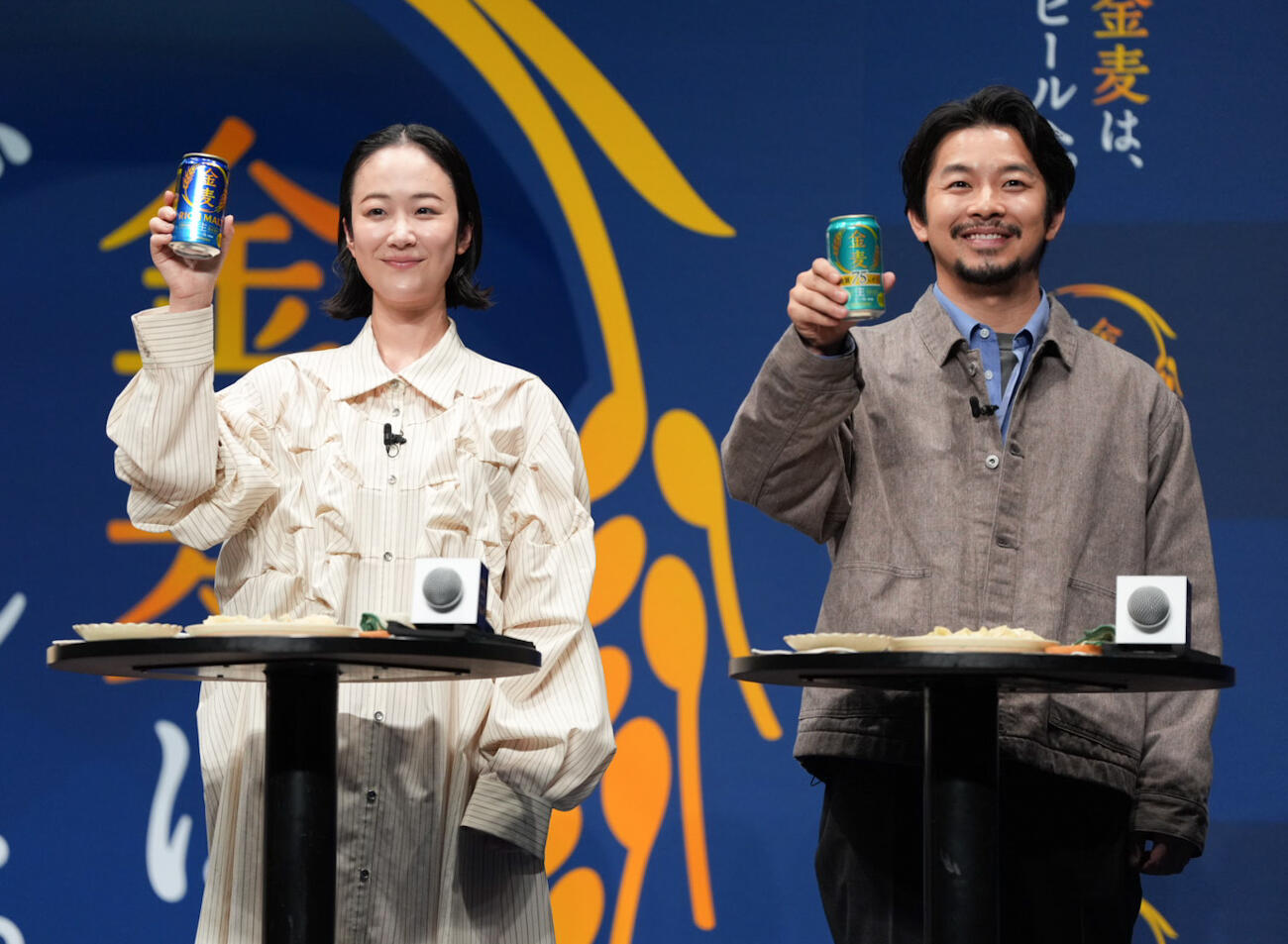 「金麦は、ビールへ。」PR発表会に臨む黒木華（左）と仲野太賀（撮影・小沢裕）