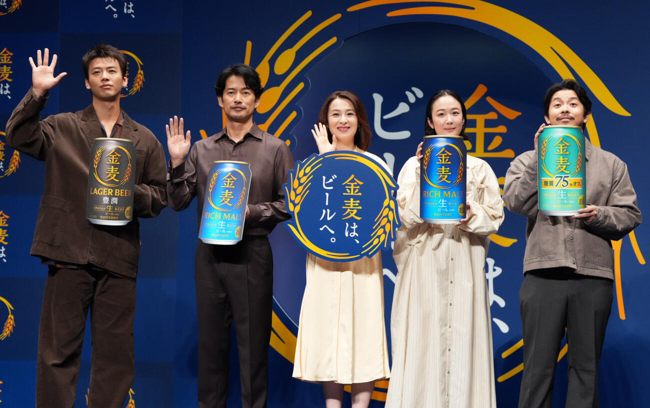 「金麦は、ビールへ。」PR発表会に臨む、左から竹内涼真、竹野内豊、檀れい、黒木華、仲野太賀（撮影・小沢裕）