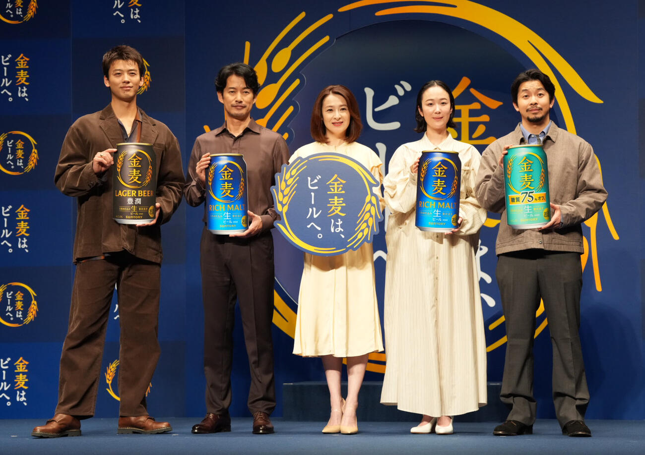 「金麦は、ビールへ。」PR発表会に臨む、左から竹内涼真、竹野内豊、檀れい、黒木華、仲野太賀（撮影・小沢裕）