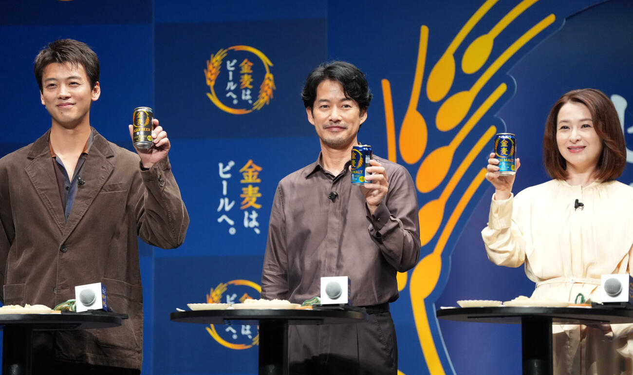 「金麦は、ビールへ。」PR発表会に臨む、左から竹内涼真、竹野内豊、檀れい（撮影・小沢裕）