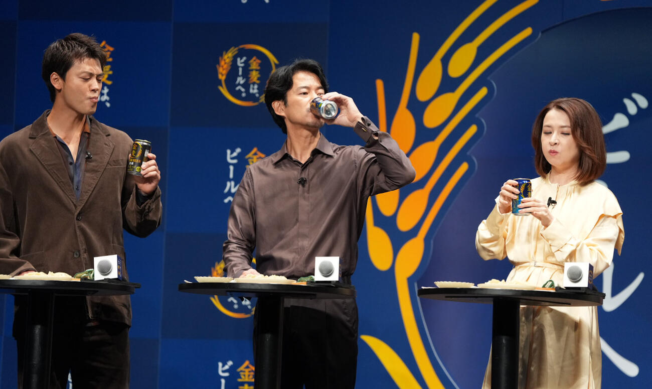 「金麦は、ビールへ。」PR発表会に臨む、左から竹内涼真、竹野内豊、檀れい（撮影・小沢裕）