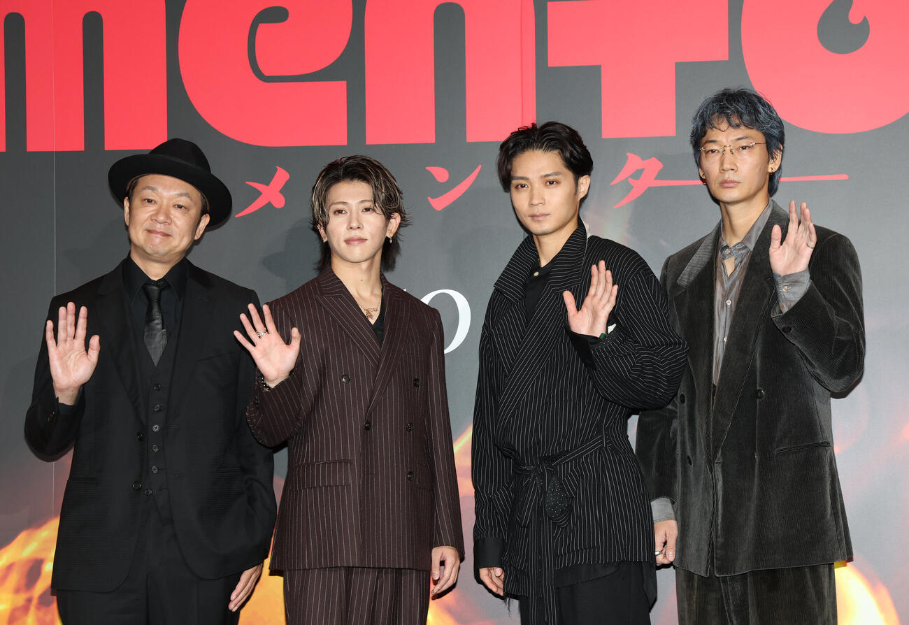 映画「mentor」のジャパンプレミアで写真に納まる、左から吉田恵輔監督、末澤誠也、磯村勇斗、綾野剛（撮影・丹羽敏通）