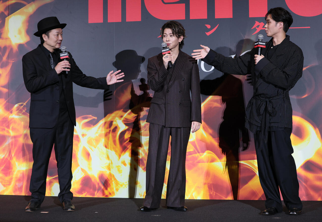 𠮷田恵輔監督（左）と磯村勇斗（右）からいじられる末澤誠也（撮影・丹羽敏通）