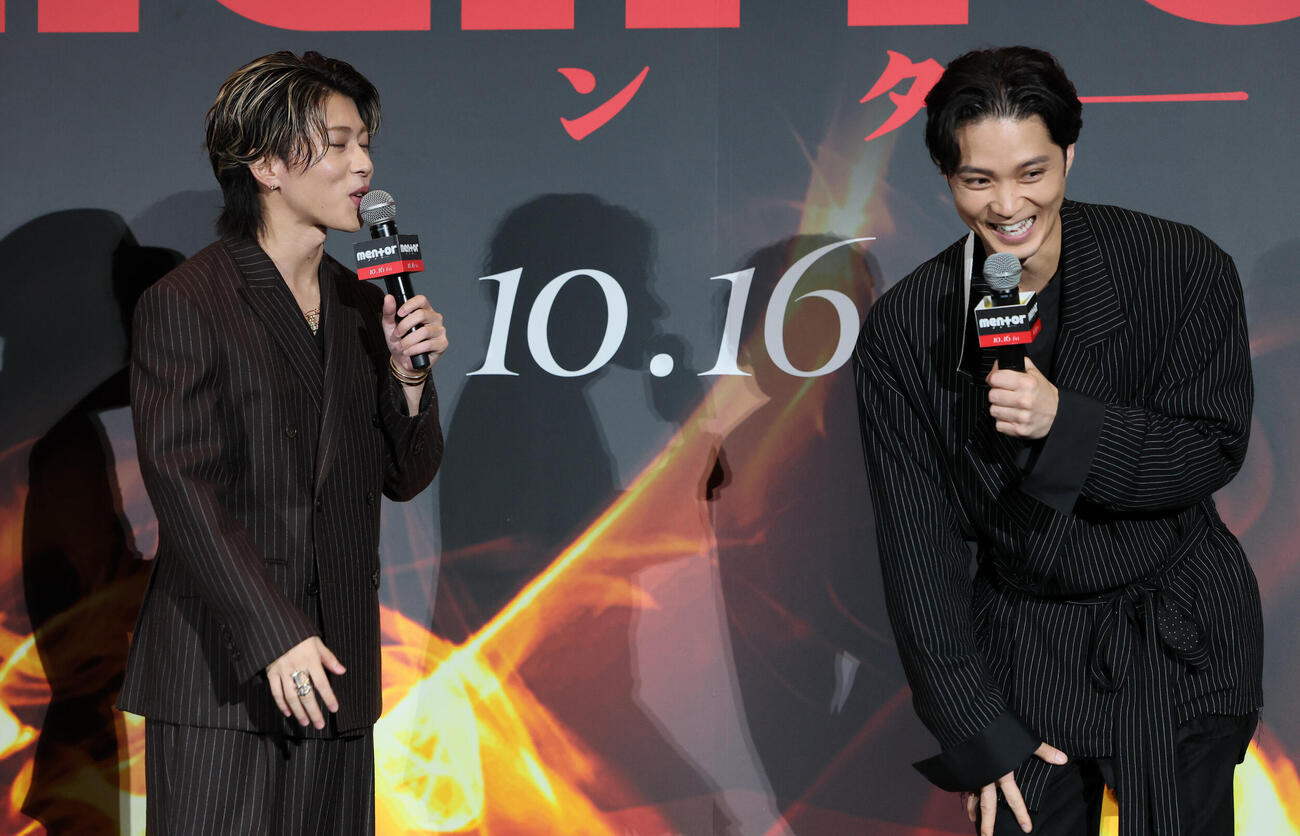 トークで盛り上がる末澤誠也（左）と磯村勇斗（撮影・丹羽敏通）