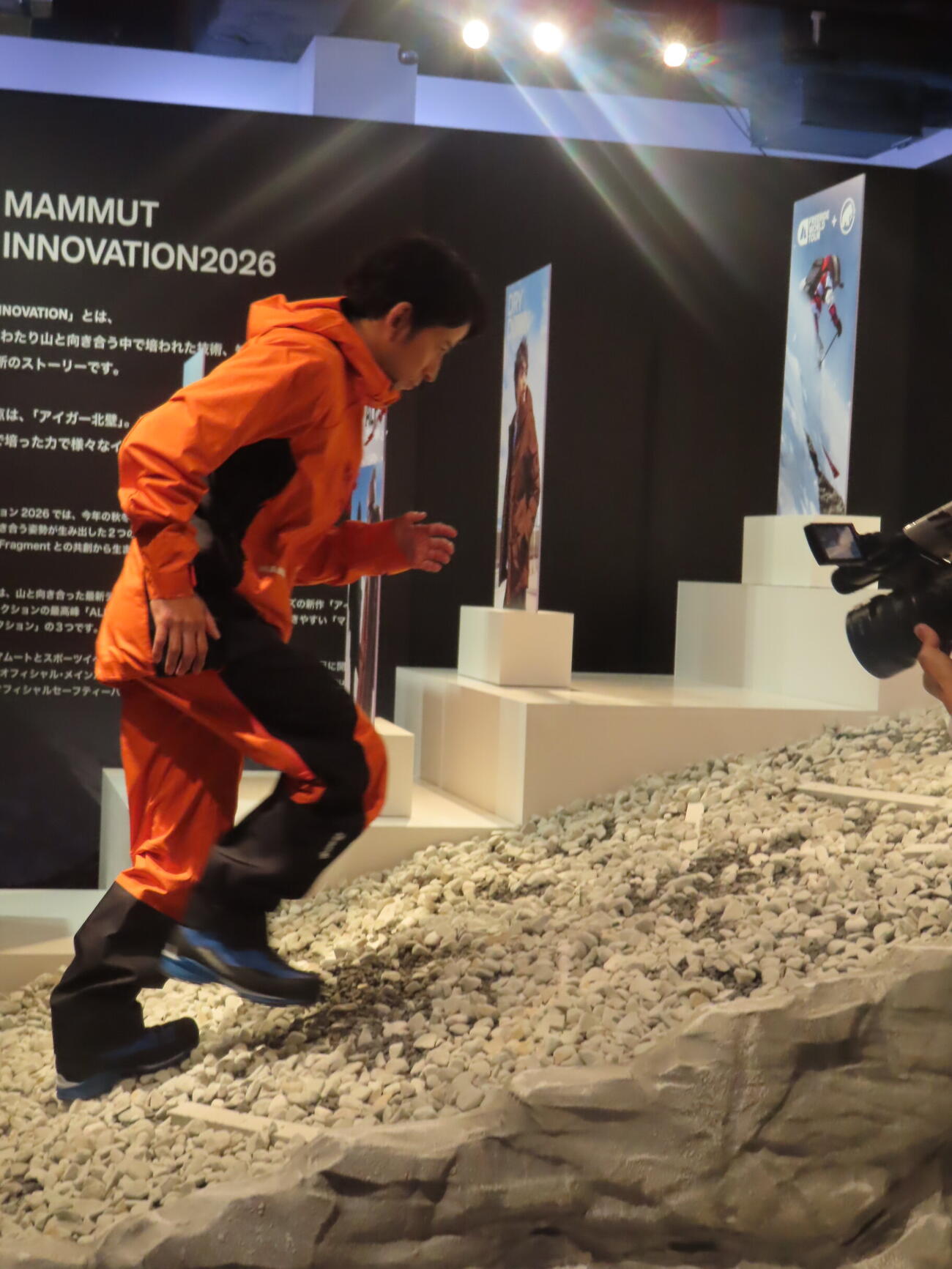 「マムート　2026秋冬コレクション発表会」で岩山をかけ上がる岡田准一