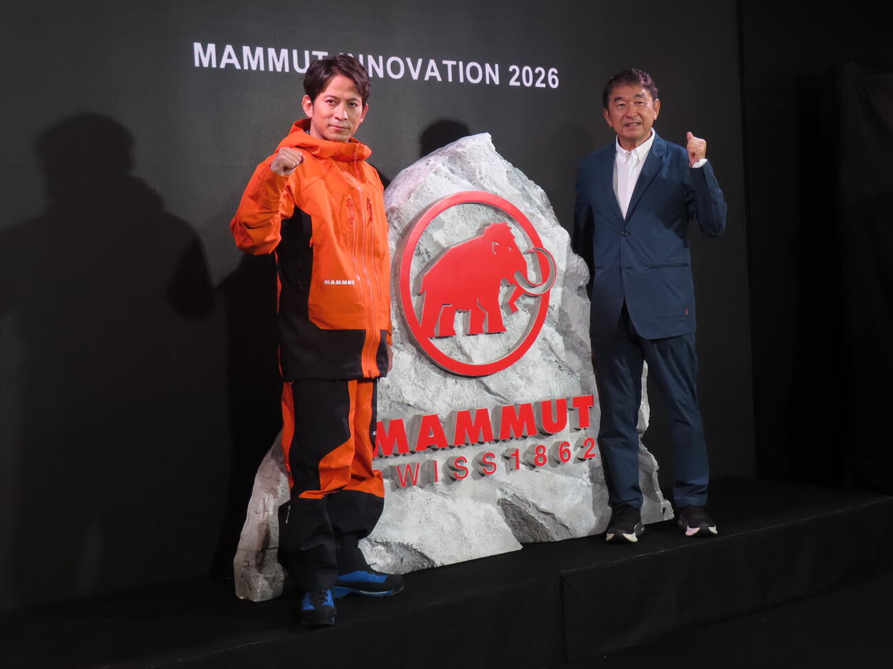 「マムート　2026秋冬コレクション発表会」に出席した岡田准一（左）と福田太一マムート・スポーツグループジャパン社長