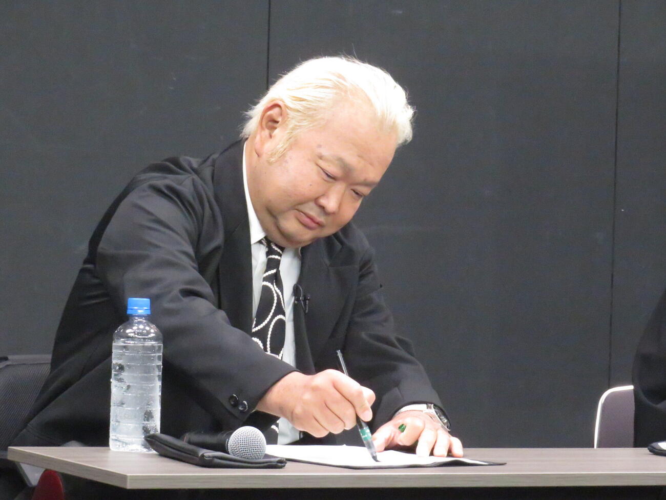 最初は筆で書いて番組名を発表しようとしたが、その後、卒塔婆に書き直したハチミツ二郎