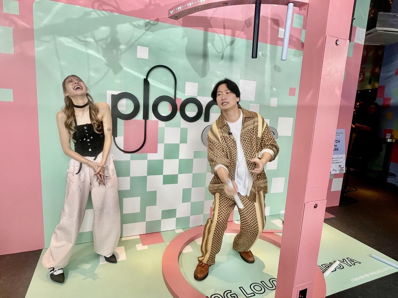 「THE SMOKING LOUNGE SHIBUYA by Ploom CUBE」プレスツアーで、「CATCH the CUBE」で対決する「相席スタート」山添寛（右）とタレント鈴木ユリア