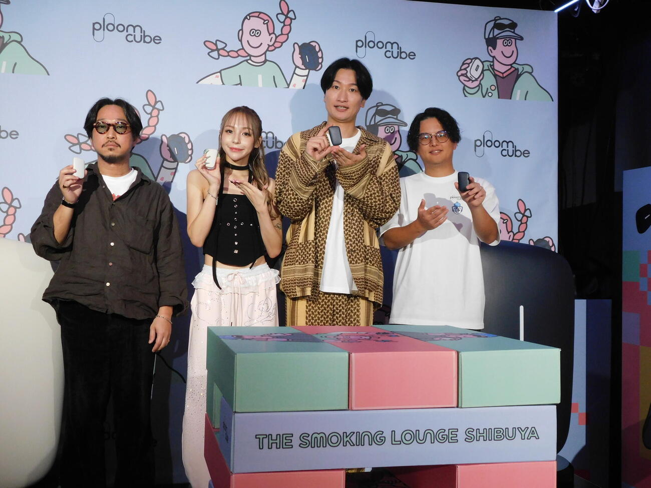 「THE SMOKING LOUNGE SHIBUYA by Ploom CUBE」プレスツアーに登壇した左からアーティスト・イラストレータのface okaさん、タレント鈴木ユリア、「相席スタート」山添寛、日本たばこ産業RRP商品企画部ブランドマネージャー坂本幸大さん