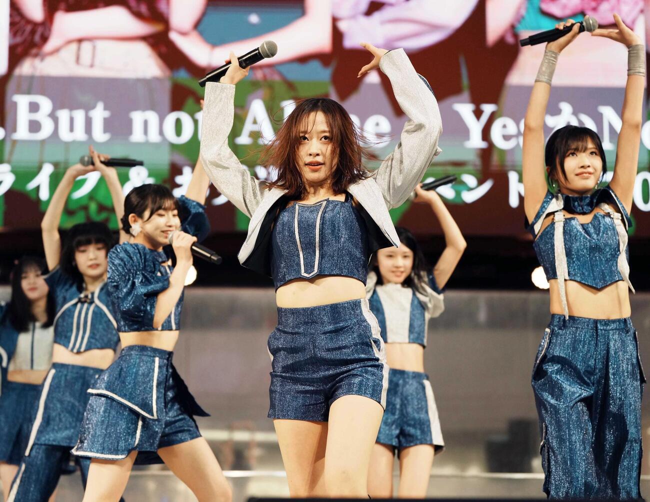 ニューシングル発売記念イベントでライブを披露するモーニング娘。’26。中央は小田さくら（撮影・小沢裕）