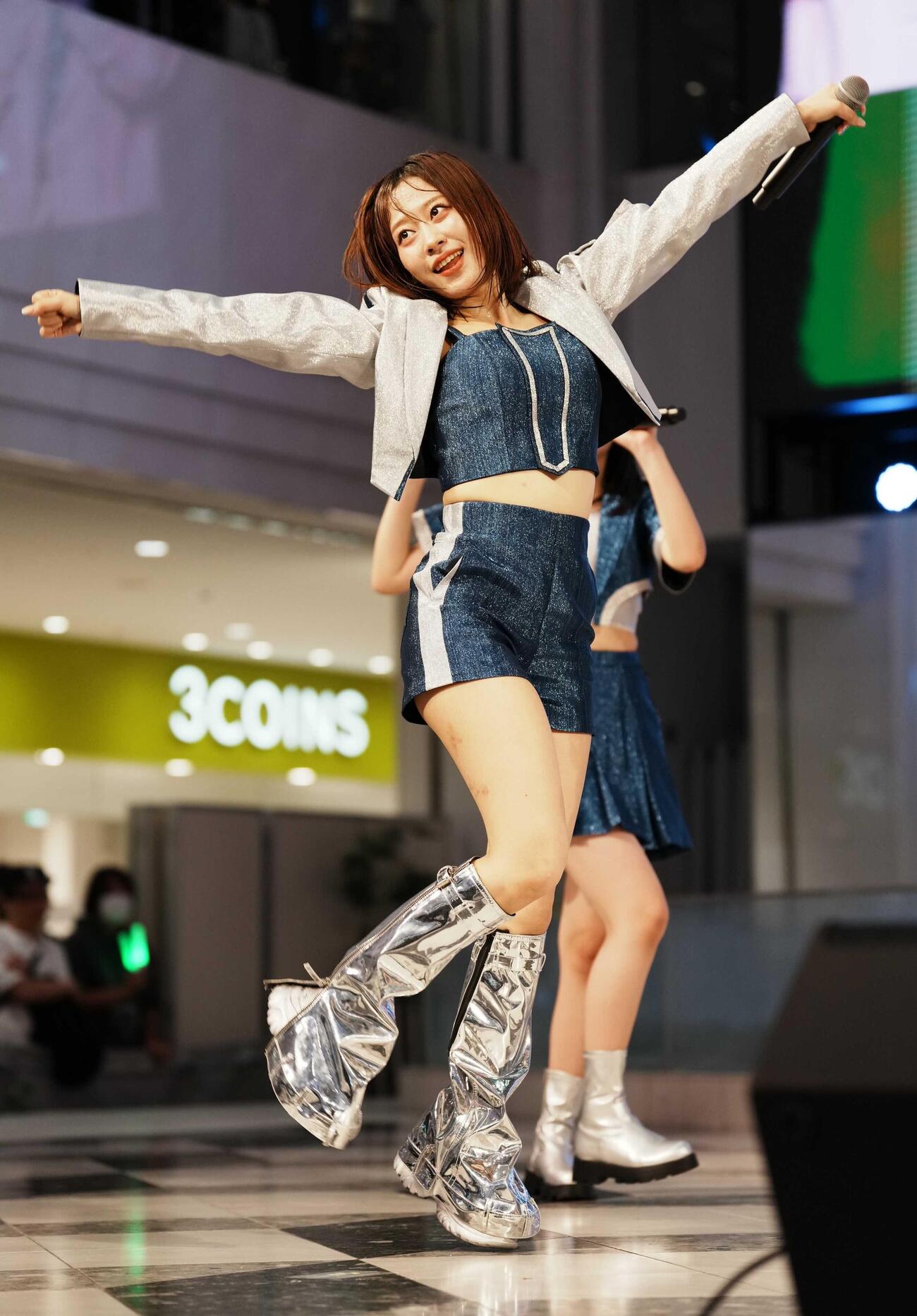 ニューシングル発売記念イベントでライブを披露するモーニング娘。’26の、小田さくら（撮影・小沢裕）