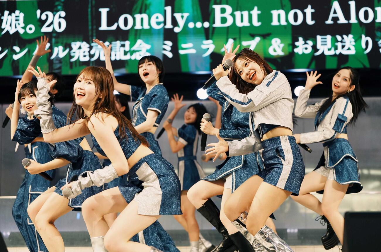 ニューシングル発売記念イベントでライブを披露するモーニング娘。’26。右から2人目は小田さくら（撮影・小沢裕）