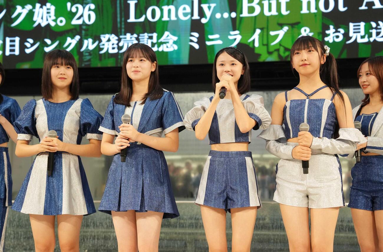 ニューシングル発売記念イベントで自己紹介するモーニング娘。’26、新メンバーの、左から石川華望、安田美結、鈴木もあ、杉原明紗。右は小田さくら（撮影・小沢裕）