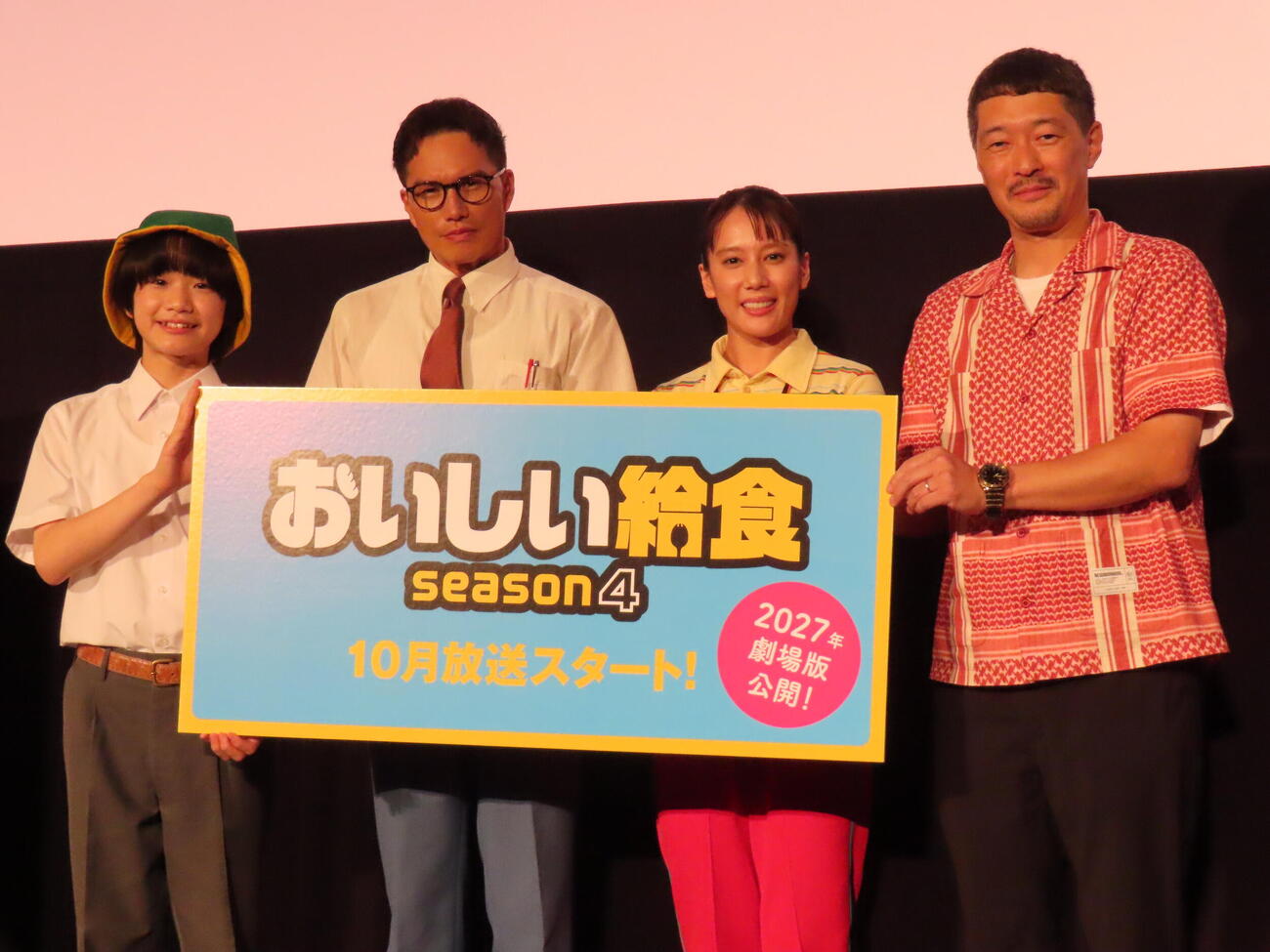 「おいしい給食　season4」1、2話最速プレミア上映会＆トークイベントに登壇した、左から橋本偉成、市原隼人、山本千尋、綾部真弥監督（撮影・鎌田良美）