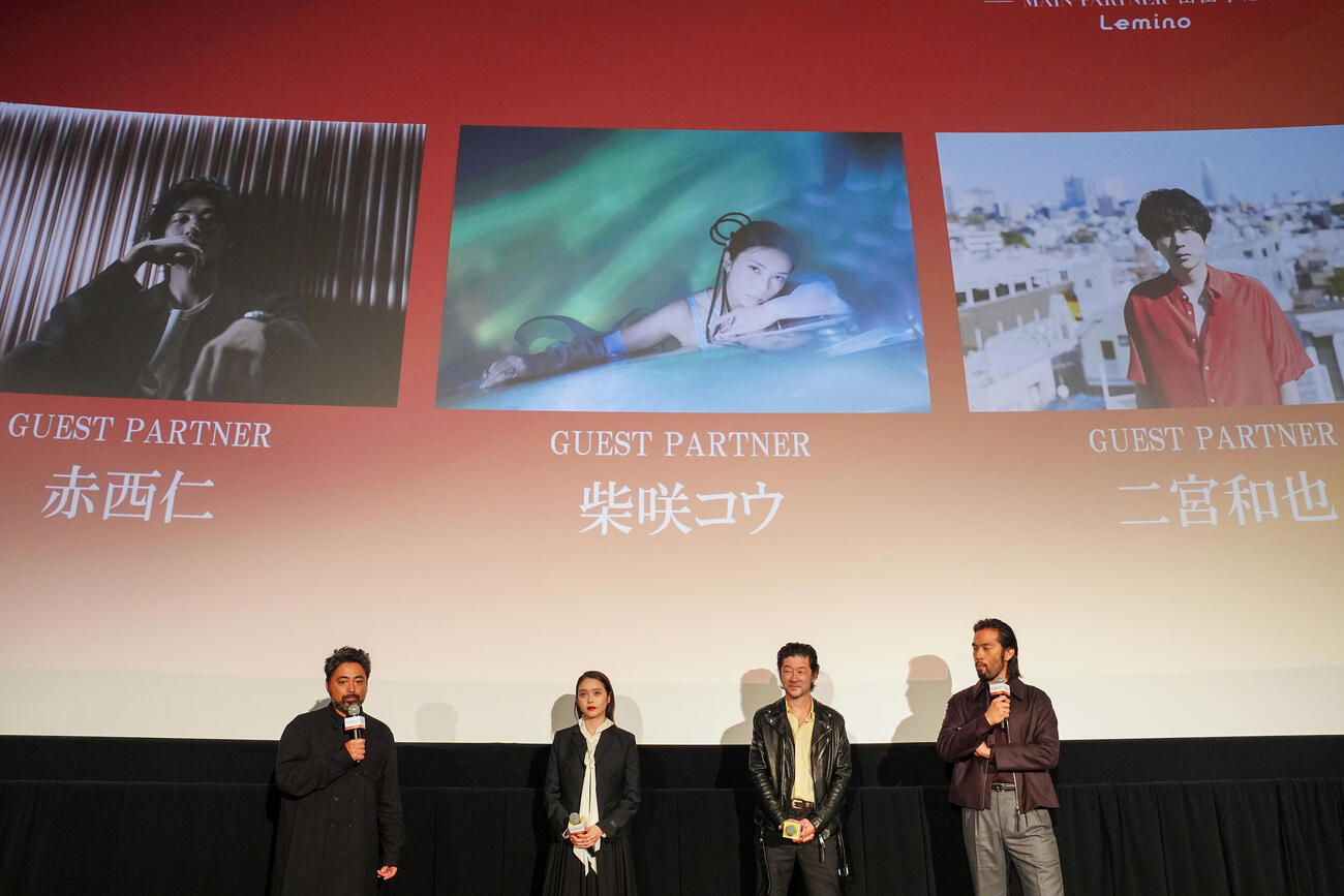 オーディション番組「THE OPEN CALLーMAIN PARTNER　山田孝之ー」配信記念先行上映イベントで、赤西仁、柴咲コウ、二宮和也3人の新たなゲストパートナーが発表される。手前左から山田孝之、高石あかり、浅野忠信、阿部進之介（撮影・江口和貴）