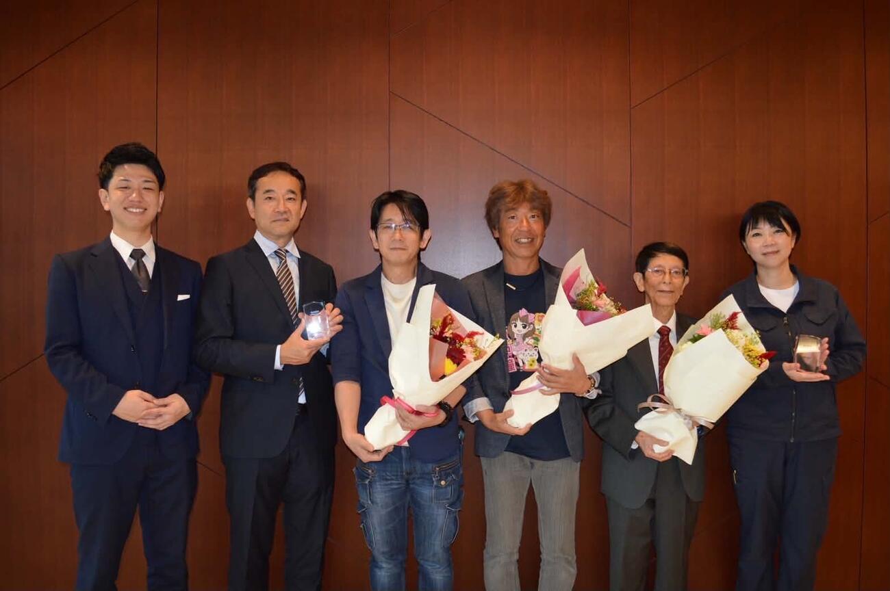 南雲堂とColors Japanの首脳陣。左3人目から藤田精Colors Japan代表、南雲一範南雲堂顧問