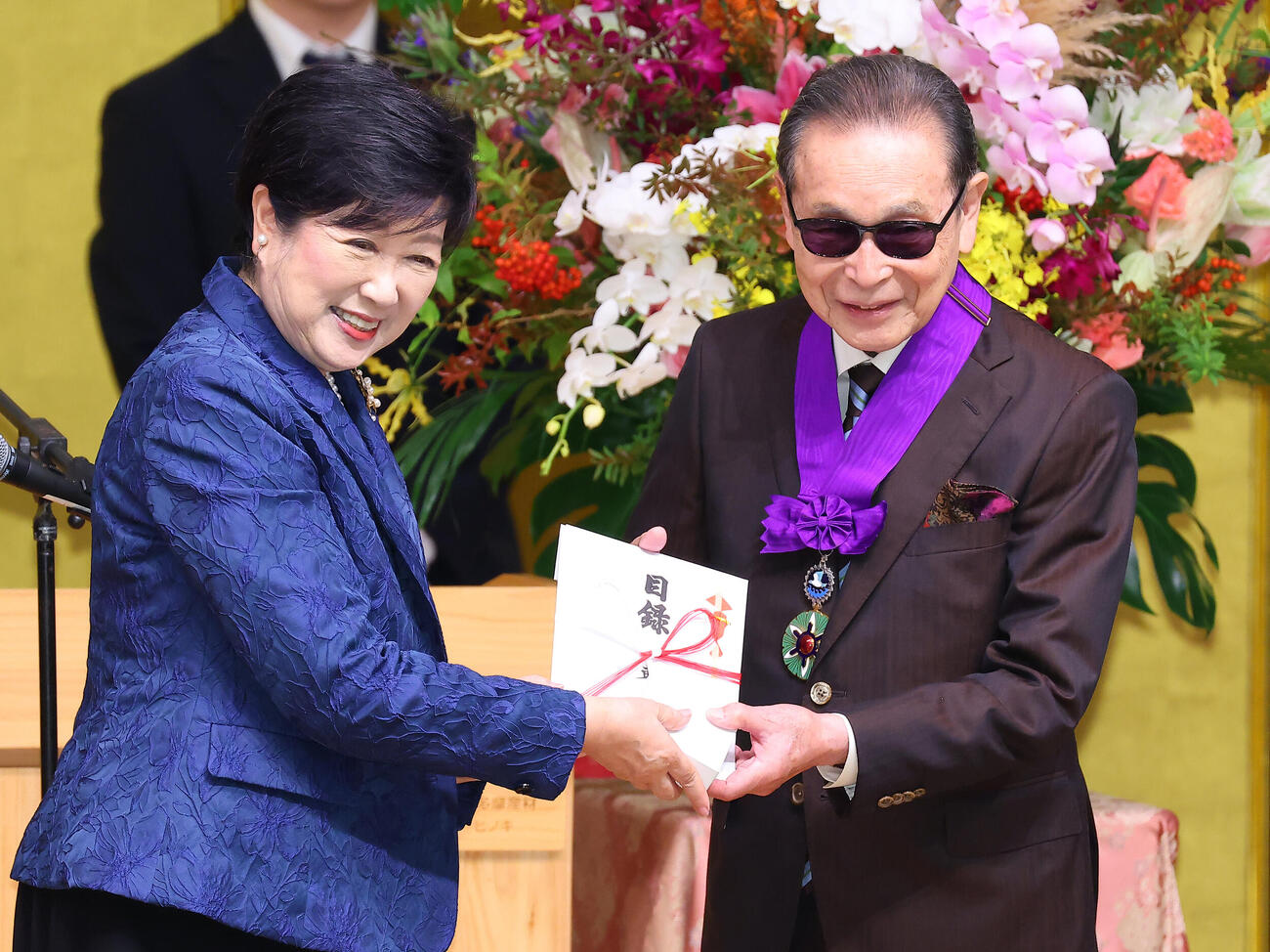 小池百合子東京都知事（左）から東京都名誉都民の称号を贈呈されるタモリ（撮影・中島郁夫）