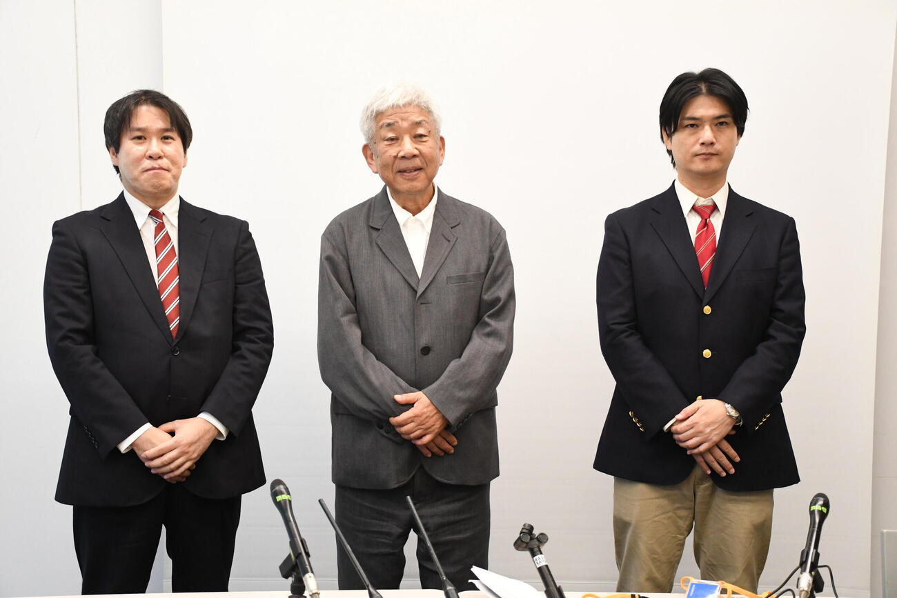 一般社団法人GeeSPORTS協会の設立発表記者会見に出席した、左から、高橋潤理事、大﨑洋代表理事、岡耕平理事（撮影・阪口孝志）
