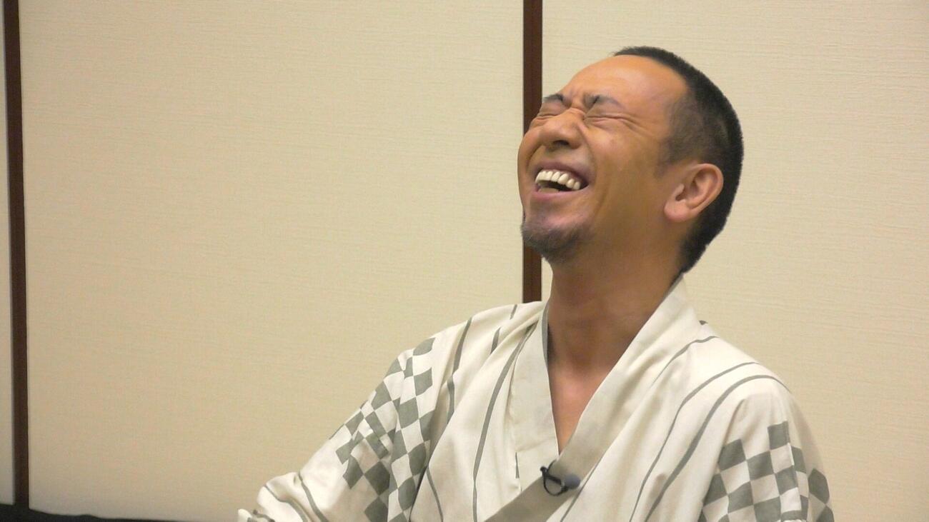 「DOWNTOWN＋」で11月6日から配信する「松本人志と○○したい！」で、酒を飲みながらトークを展開した大悟