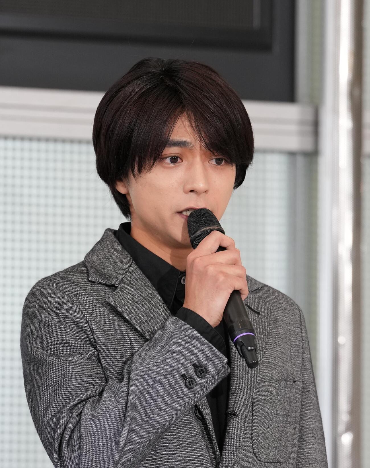 目に涙を浮かべるtimeleszの佐藤勝利（撮影・小島史椰）