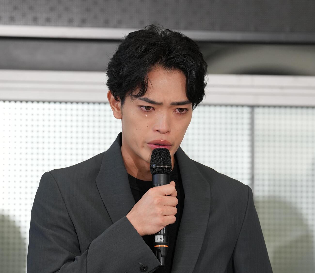 涙を流すtimeleszの原嘉孝（撮影・小島史椰）
