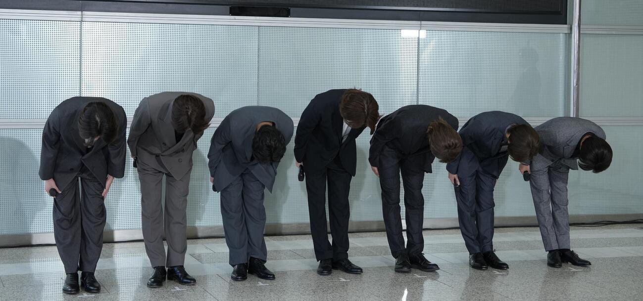 囲み取材を終え深く頭を下げるtimelesz。左から橋本将生、寺西拓人、原嘉孝、菊池風磨、篠塚大輝、松島聡、佐藤勝利（撮影・小島史椰）