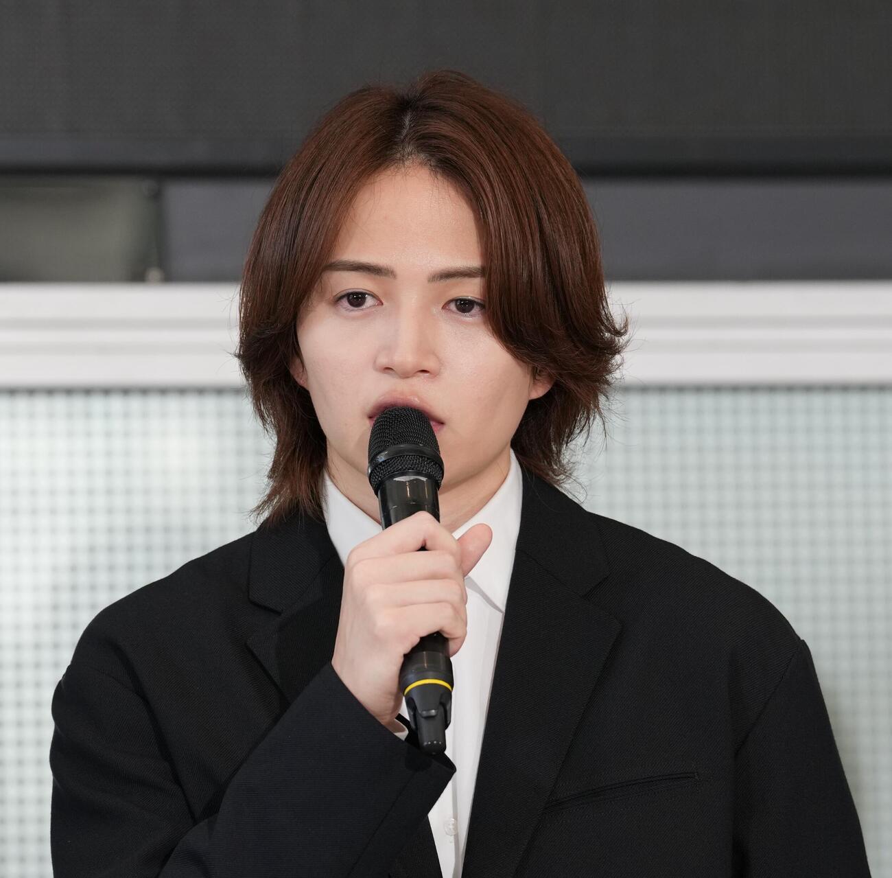 記者の質問に答えるtimeleszの菊池風磨（撮影・小島史椰）