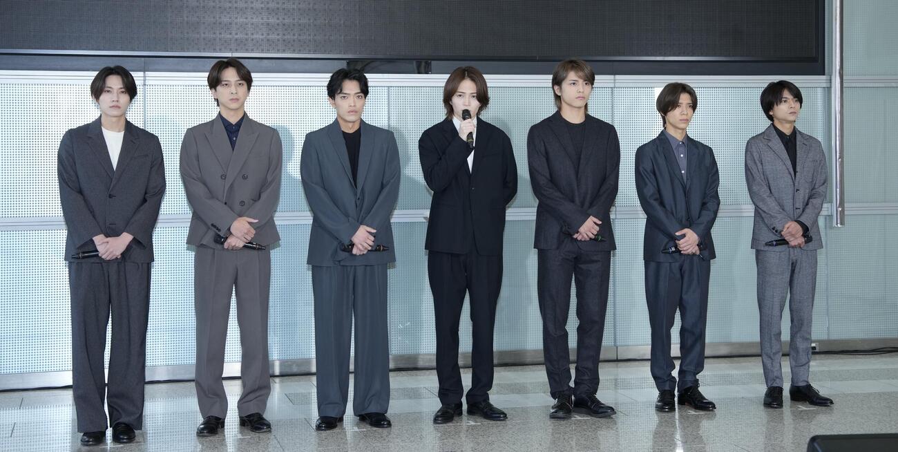 囲み取材に応じるtimelesz。左から橋本将生、寺西拓人、原嘉孝、菊池風磨、篠塚大輝、松島聡、佐藤勝利（撮影・小島史椰）