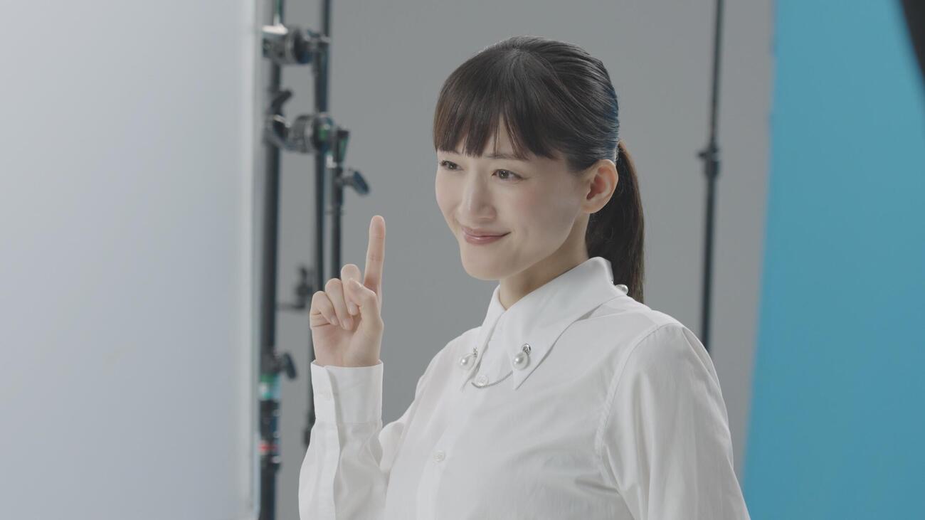 「ベンザブロック」シリーズ新テレビCMを撮影する綾瀬はるか