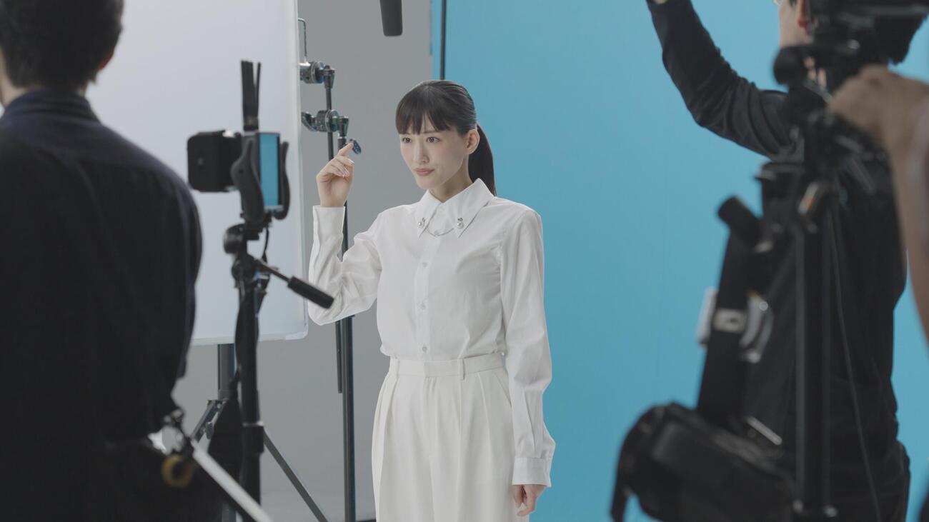 「ベンザブロック」シリーズ新テレビCMを撮影する綾瀬はるか
