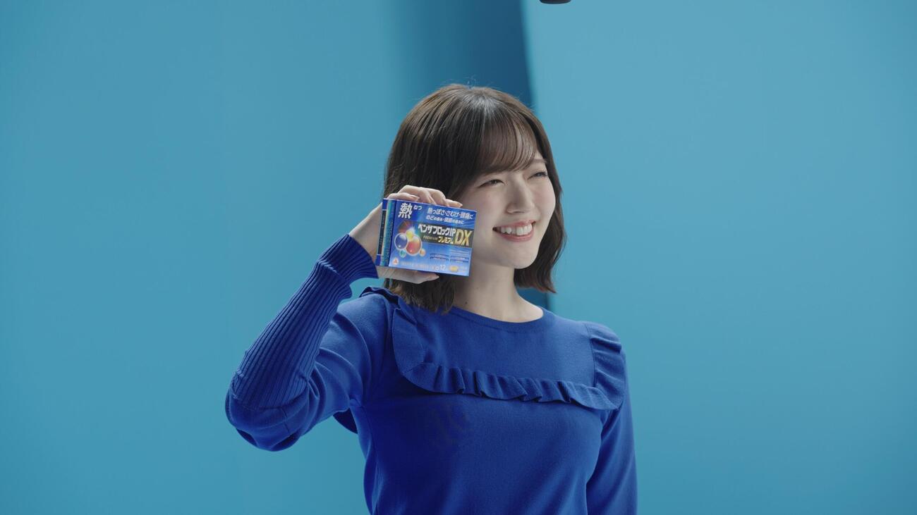 「ベンザブロック」シリーズ新テレビCMを撮影する鈴木愛理
