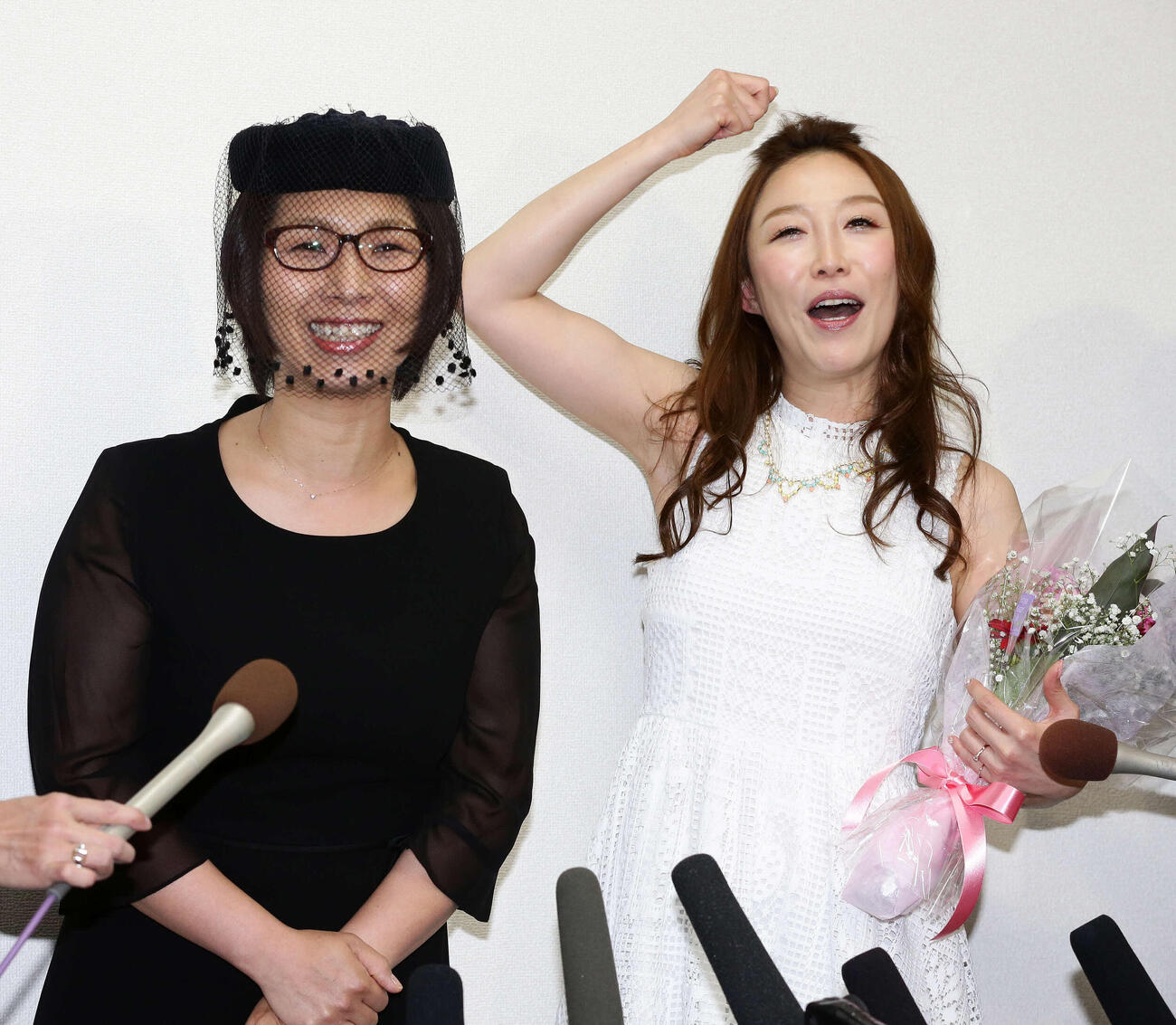 クワバタオハラの小原正子（右）とくわばたりえ（2014年撮影）