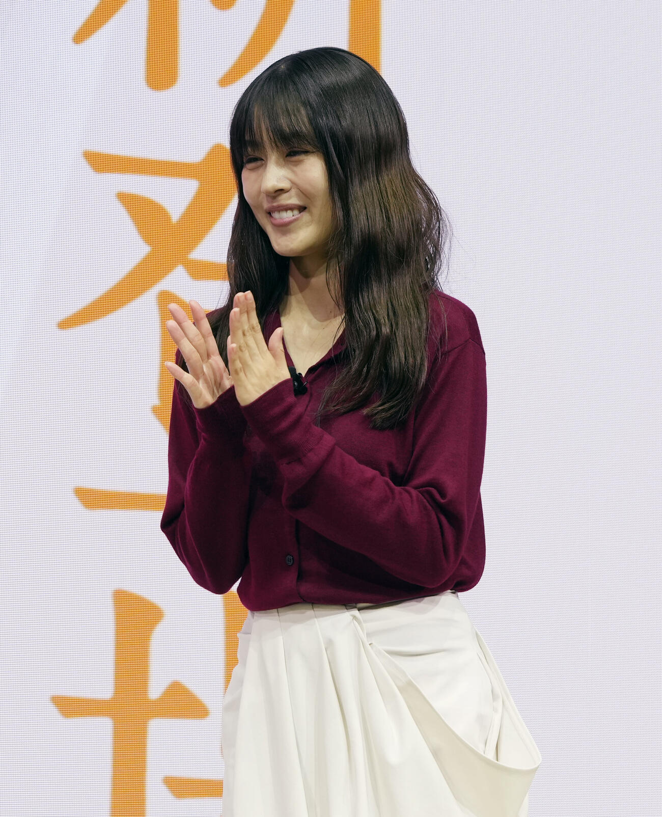 飲み比べを成功し拍手する有村架純（撮影・小島史椰）