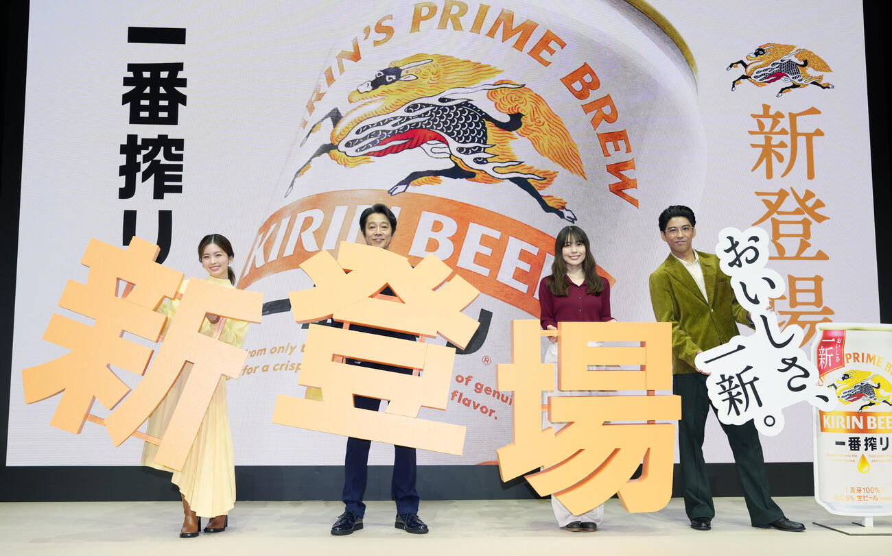 フォトセッションを行う、左から小芝風花、堤真一、有村架純、賀来賢人（撮影・小島史椰）