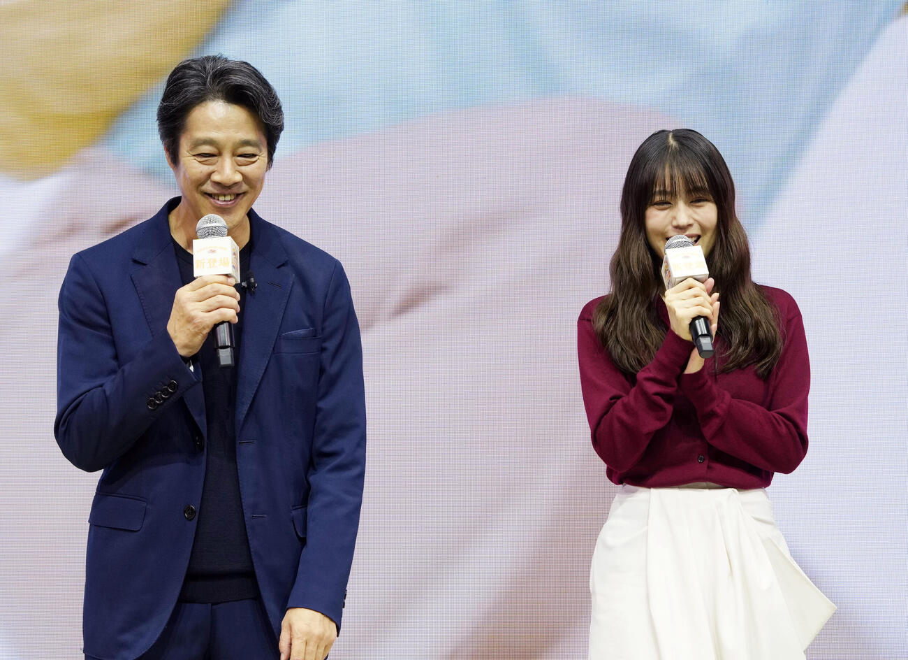 ビール新時代へ。おいしさ一新・新「一番搾り」発表会に登場しアテレコに挑戦する堤真一（左）と有村架純（撮影・小島史椰）