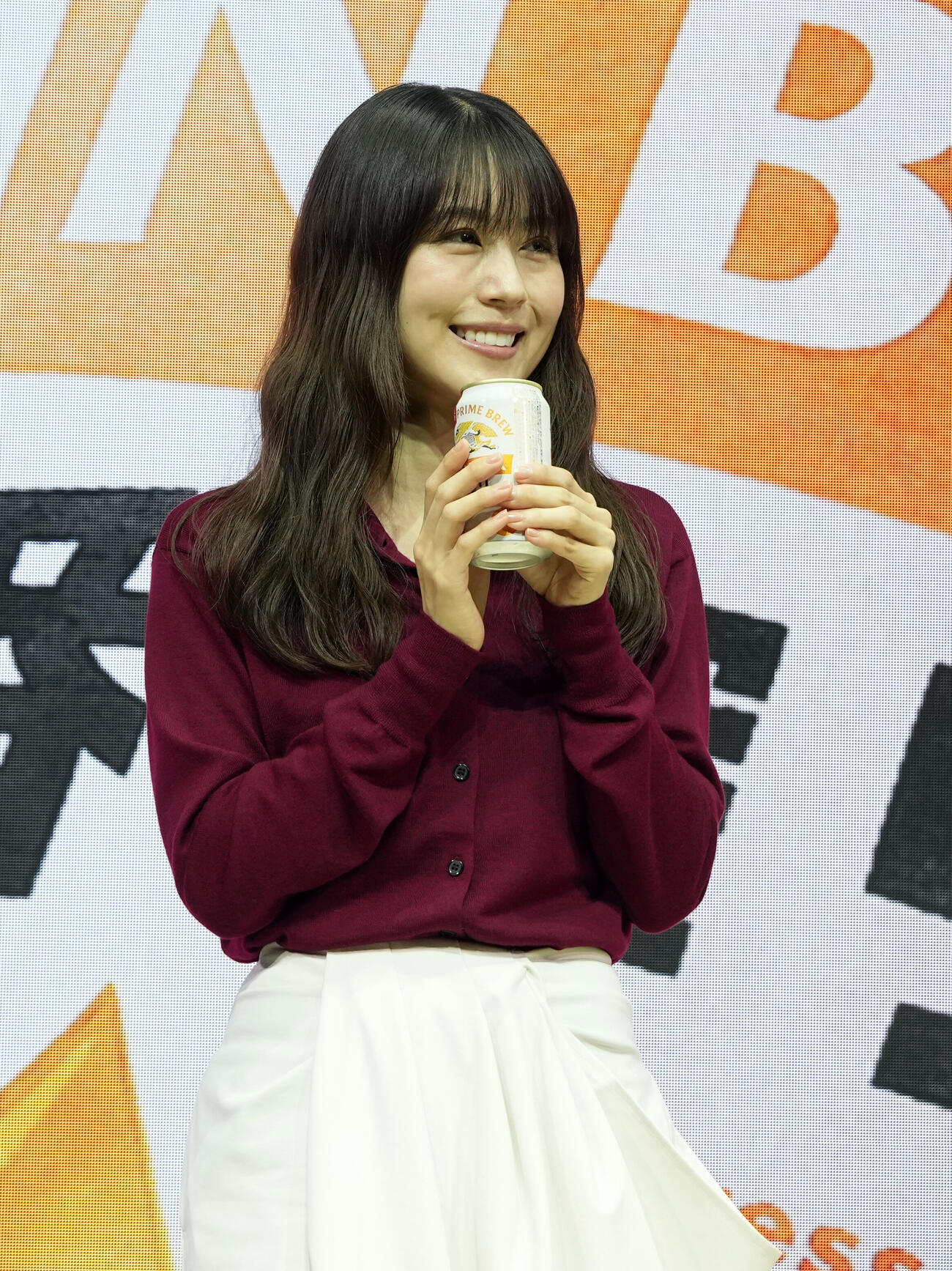 ビールを手に笑顔を見せる有村架純（撮影・小島史椰）