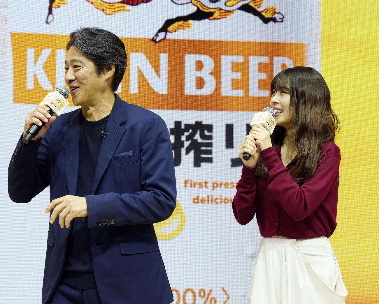 アテレコに挑戦し笑顔を見せる堤真一（左）と有村架純（撮影・小島史椰）