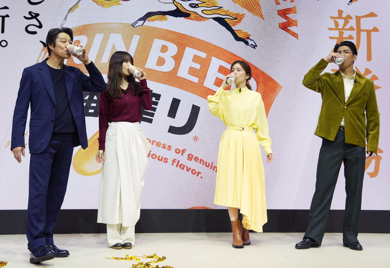 乾杯しビールを飲む、左から堤真一、有村架純、小芝風花、賀来賢人（撮影・小島史椰）