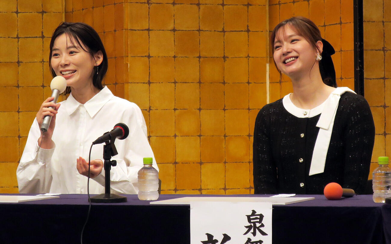 テレビ東京系ドラマプレミア23「妻を引退します」記者会見に登壇したダブル主演の朝日奈央（左）、新川優愛（右）