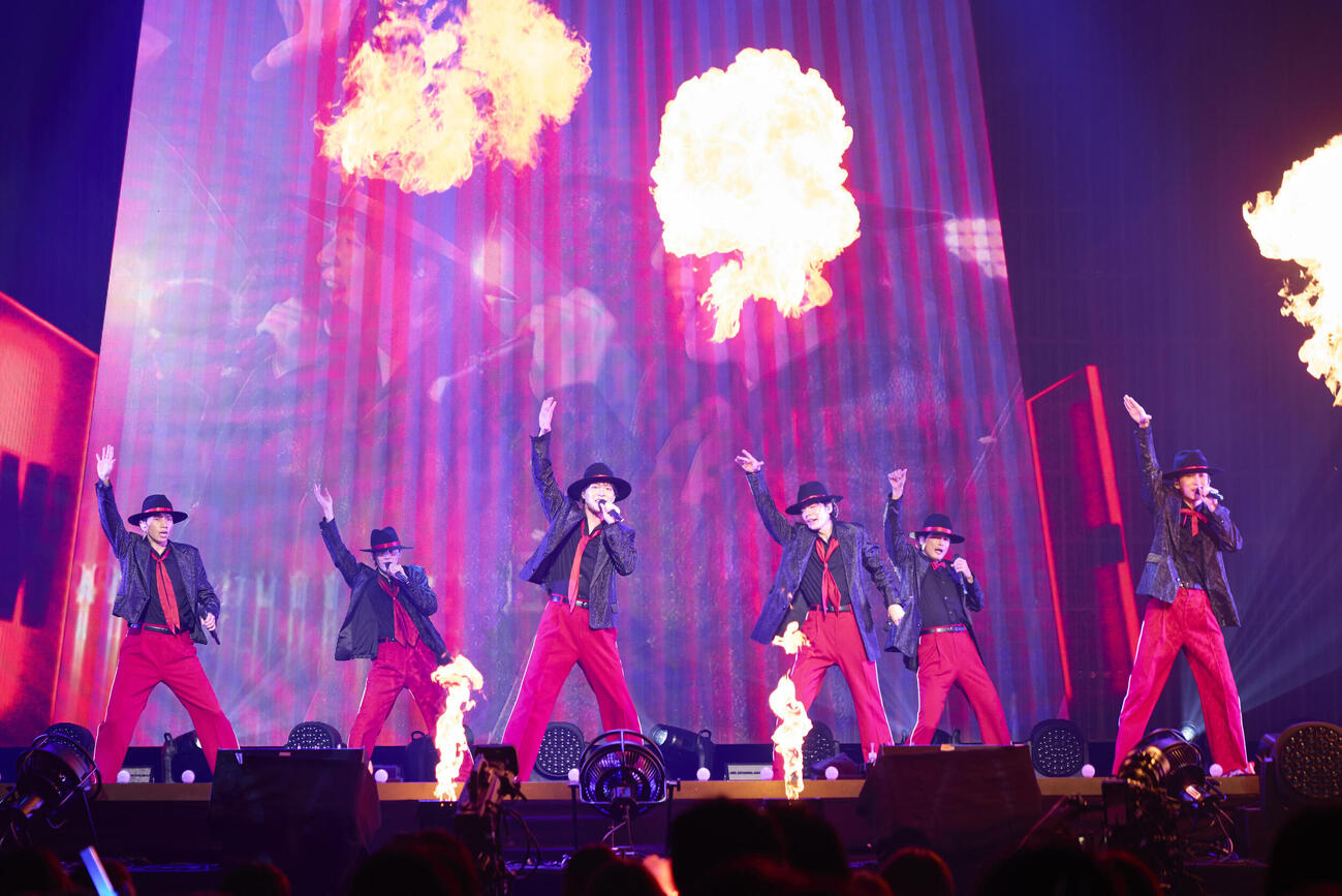 日本武道館公演「大丈夫？いや無理でSHOW！」でパフォーマンスするSHOW－WA。左から山本佳志、向山毅、塩田将己、井筒雄太、青山隼、寺田真二郎