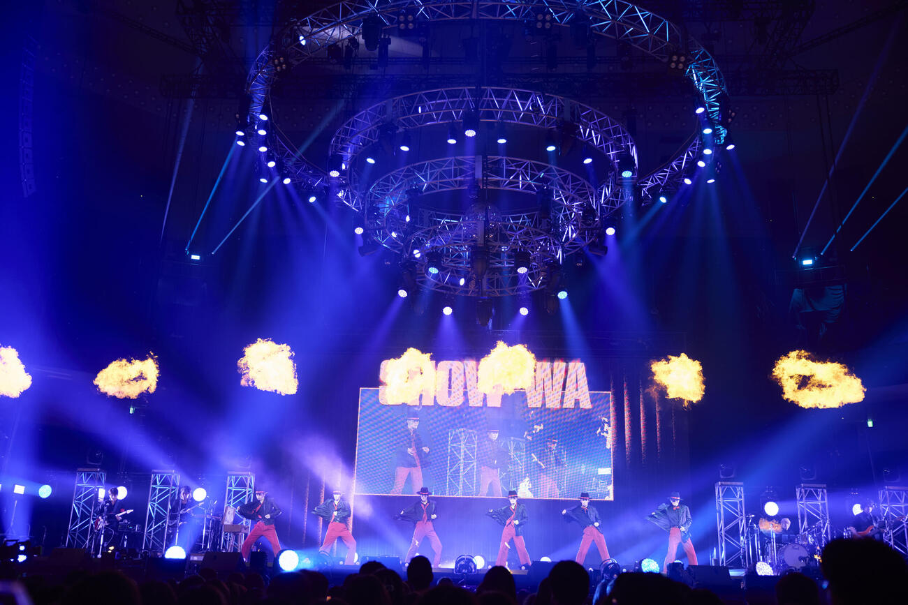 日本武道館公演「大丈夫？いや無理でSHOW！」でパフォーマンスするSHOW－WA。左から