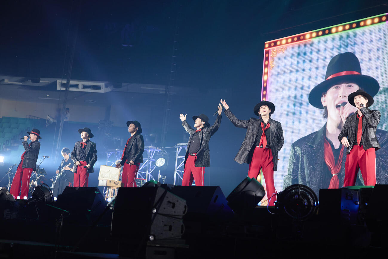 日本武道館公演「大丈夫？いや無理でSHOW！」でパフォーマンスするSHOW－WA。左から向山毅、寺田真二郎、山本佳志、青山隼、井筒雄太、塩田将己