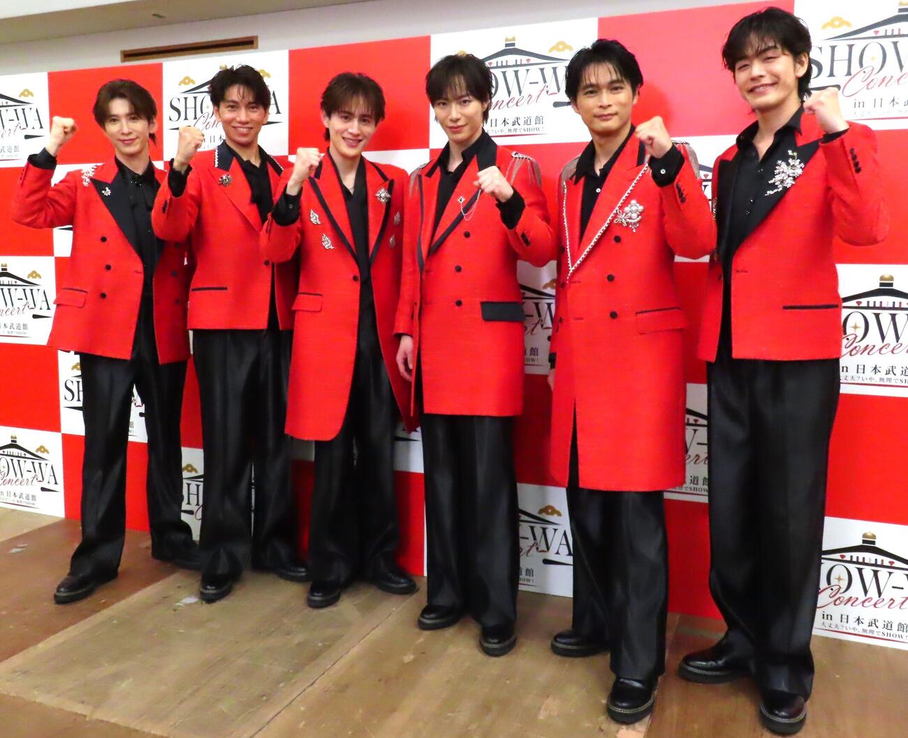 日本武道館公演「大丈夫？いや無理でSHOW！」でパフォーマンスするSHOW－WA。左から寺田真二郎、山本佳志、向山毅、塩田将己、青山隼、井筒雄太