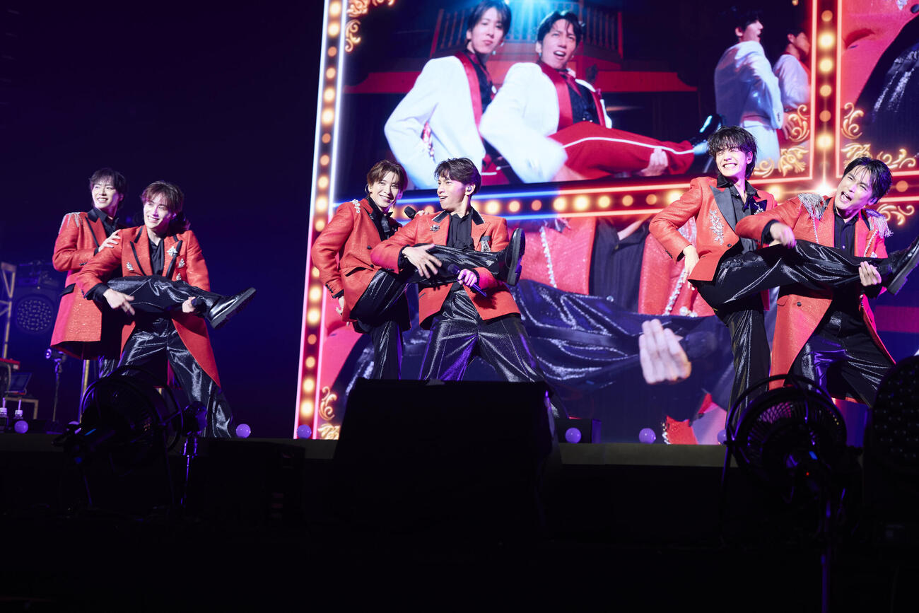 日本武道館公演「大丈夫？いや無理でSHOW！」でパフォーマンスするSHOW－WA。左から塩田将己、向山毅、寺田真二郎、山本佳志、井筒雄太、青山隼