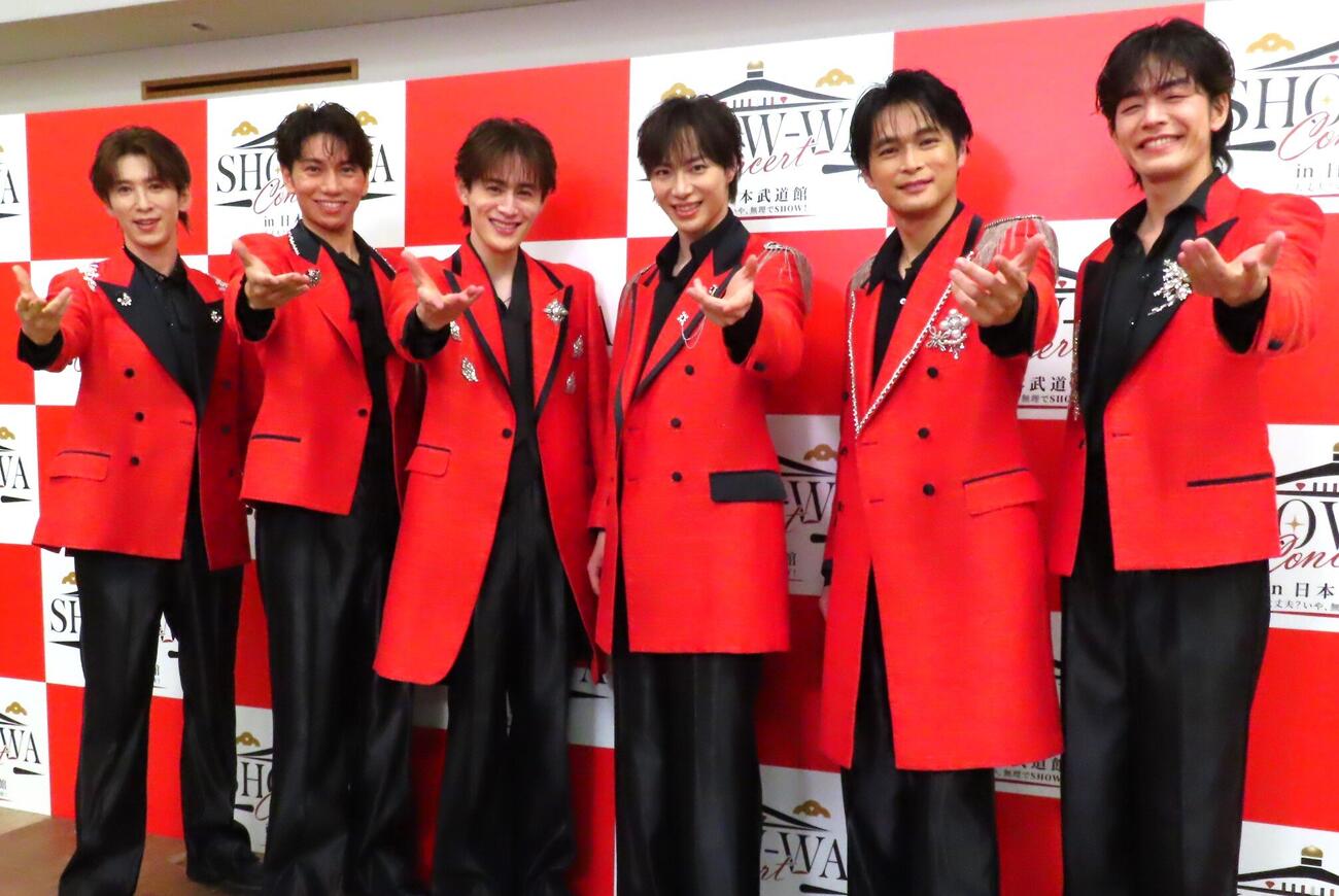 日本武道館公演「大丈夫？いや無理でSHOW！」でパフォーマンスするSHOW－WA。左から寺田真二郎、山本佳志、向山毅、塩田将己、青山隼、井筒雄太