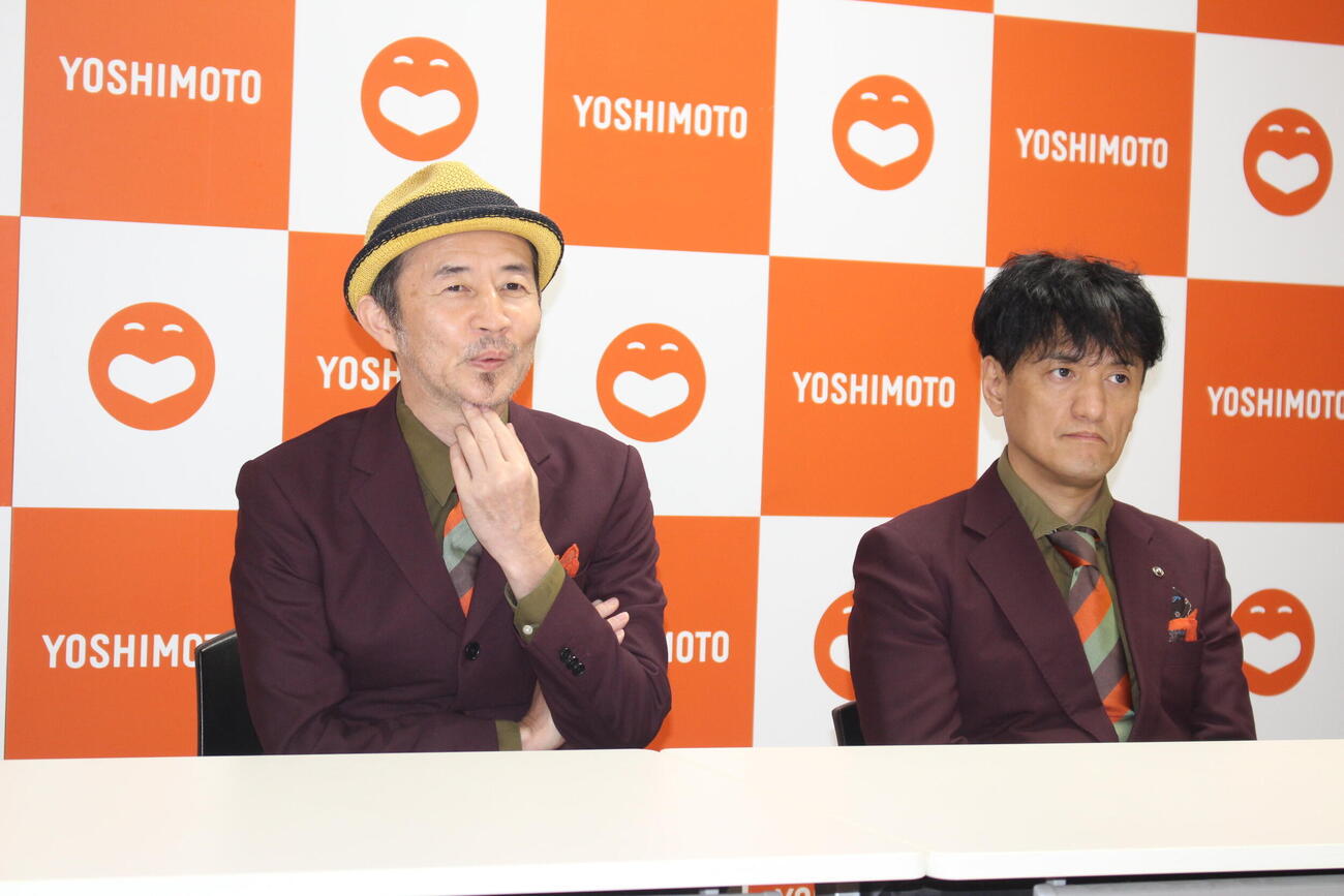 結成25周年記念公演を発表するザ・プラン9のお～い！久馬（左）と、ヤナギブソン