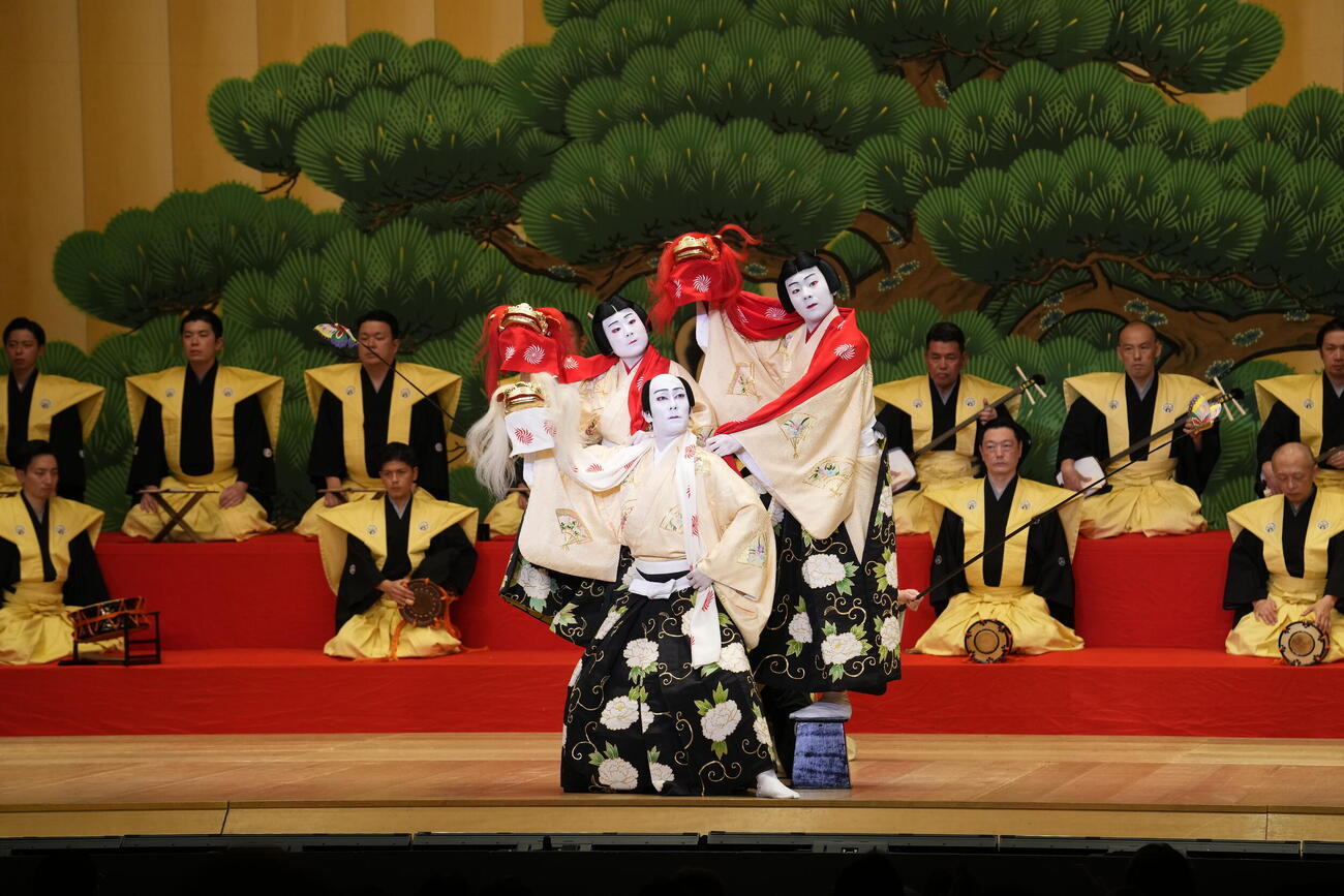「平成中村座　十月大歌舞伎」第1部「連獅子」の中村勘九郎（前列）、中村長三郎（後列左）、中村勘太郎（C）松竹