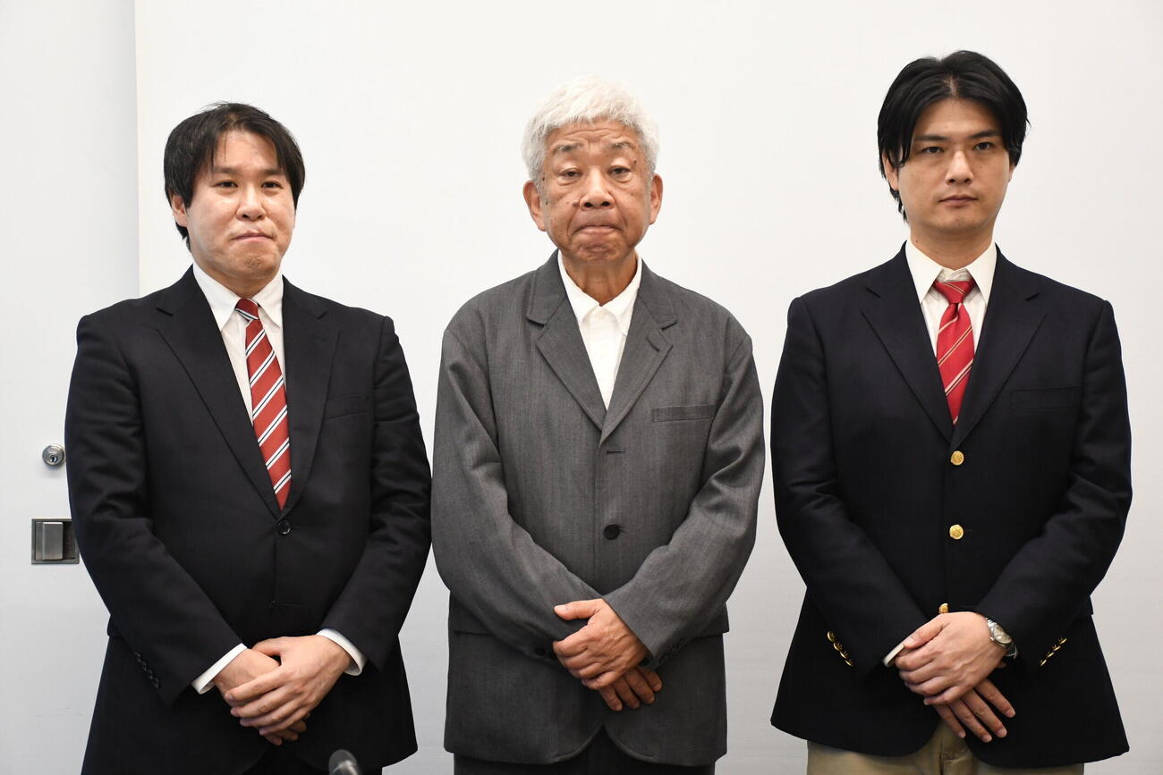 一般社団法人GeeSPORTS協会の設立発表記者会見に出席した、左から、高橋潤理事、大﨑洋代表理事、岡耕平理事（撮影・阪口孝志）