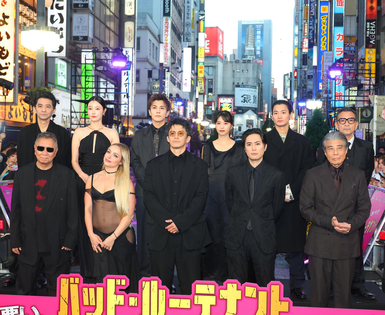 映画「バッド・ルーテナント：トウキョウ」舞台あいさつを行った、前列左から三池崇史監督、リブ・モーガン、小栗旬、間宮祥太朗、舘ひろし、後列左から村上淳、向里祐香、岩田剛典、西野七瀬、野村周平、中野英雄（撮影・中島郁夫）