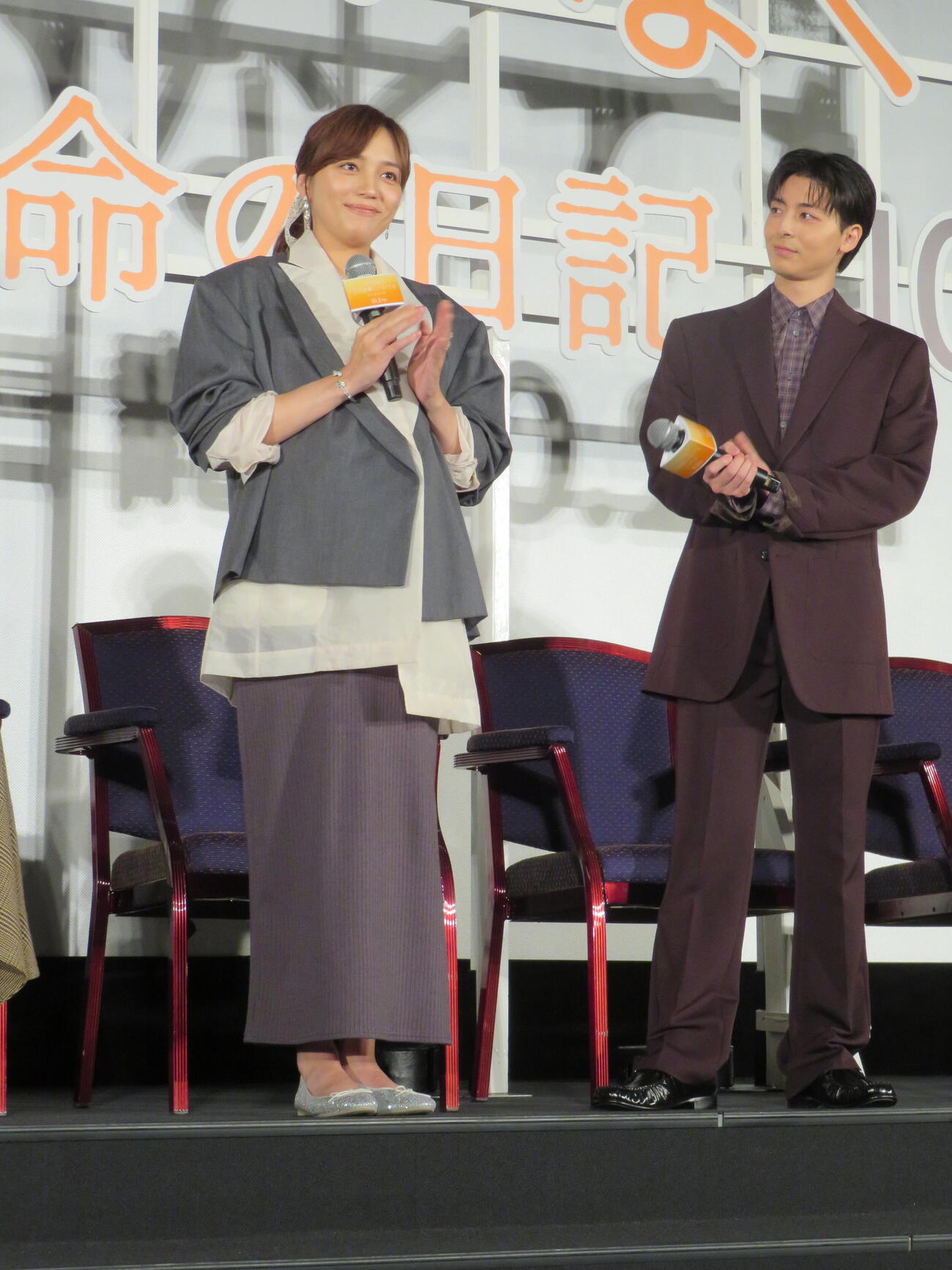 映画「ママがもうこの世界にいなくても　私の命の日記」公開前夜祭舞台あいさつに登壇した川口春奈と高杉真宙（撮影・村上幸将）